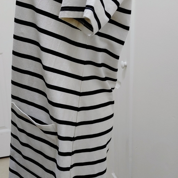 Banana Republic Black and White Striped Dress. - Picture 4 of 6